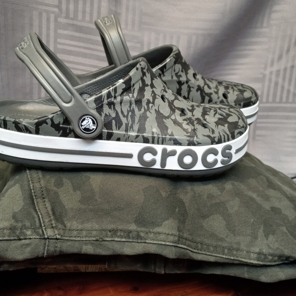 Crocs women size 10 camo